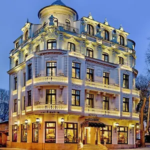 Hotel Royal, Warna